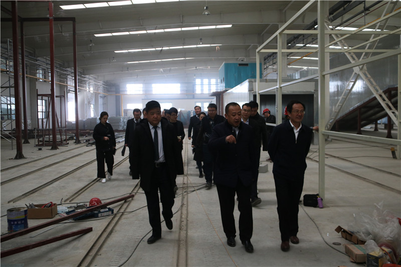 蘭州市委常委、新區(qū)黨工委書記楊建忠參觀考察工貿(mào)集團(tuán)三廠建設(shè)情況