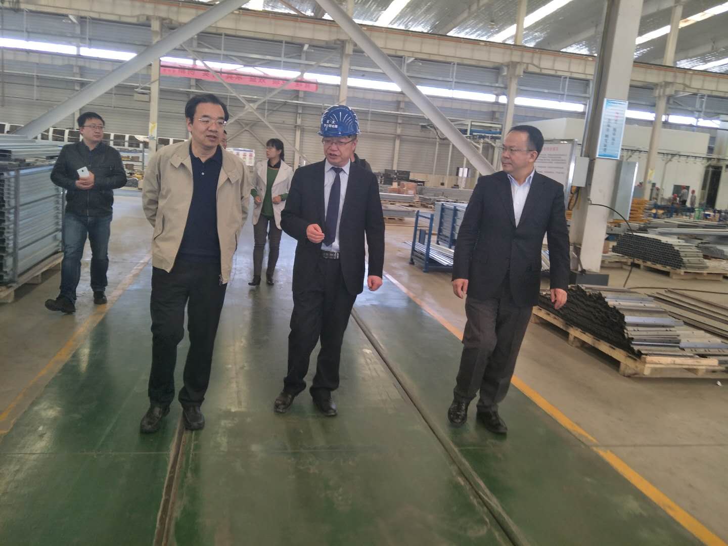 財(cái)政部駐甘專員辦事處黨組書記楊瑞金，蘭州市副市長(zhǎng)牛向東一行參觀考察蘭州新區(qū)亞太伊士頓電梯廠