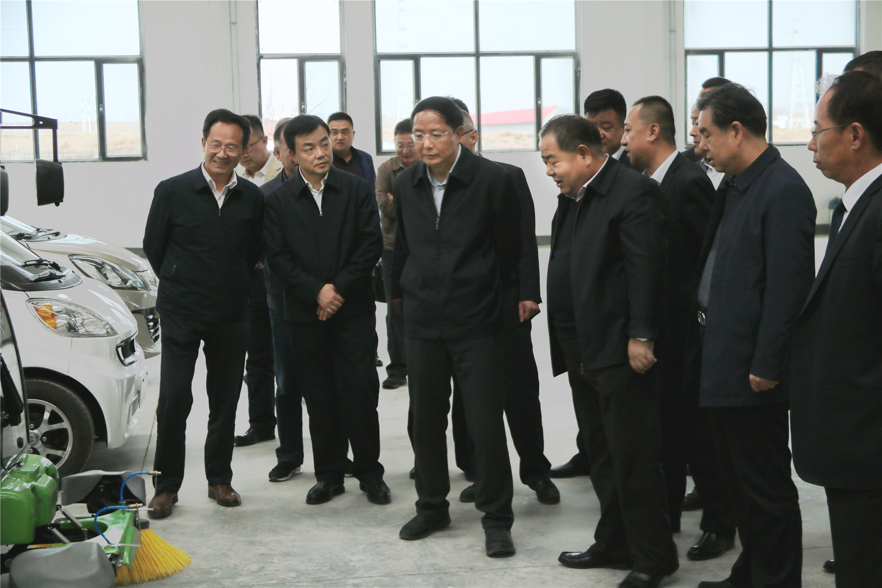 甘肅省政協(xié)主席、黨組書記歐陽(yáng)堅(jiān)一行蒞臨蘭州新區(qū)“亞太伊士頓電梯”廠、 “亞太新能源汽車”廠參觀考察！